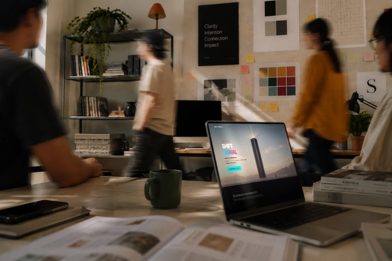Estudio creativo Shift Signal